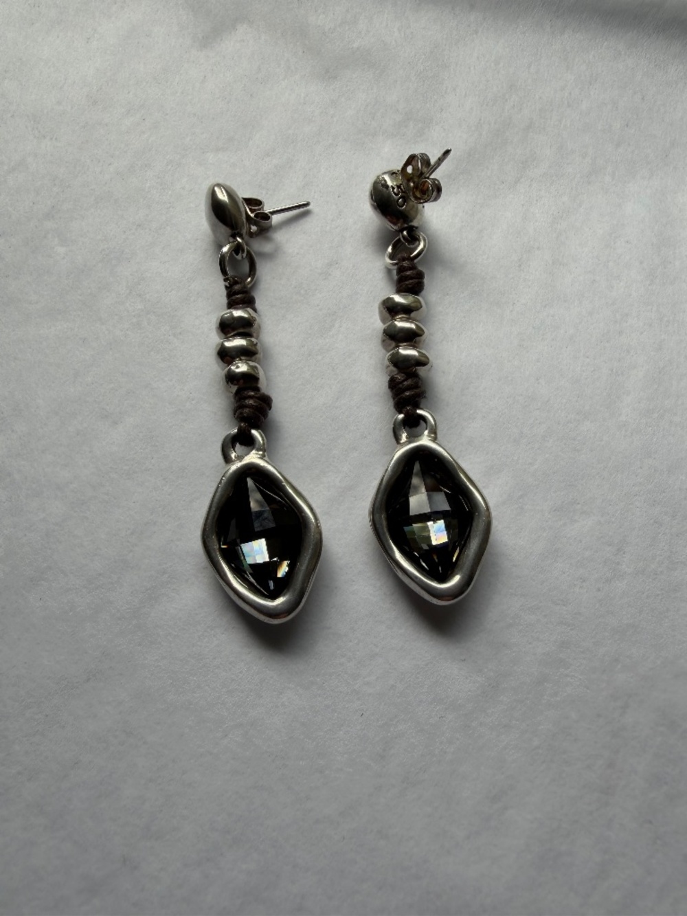 UNO de 50 dangling earrings in sterling silver plated brass and bluish glass.